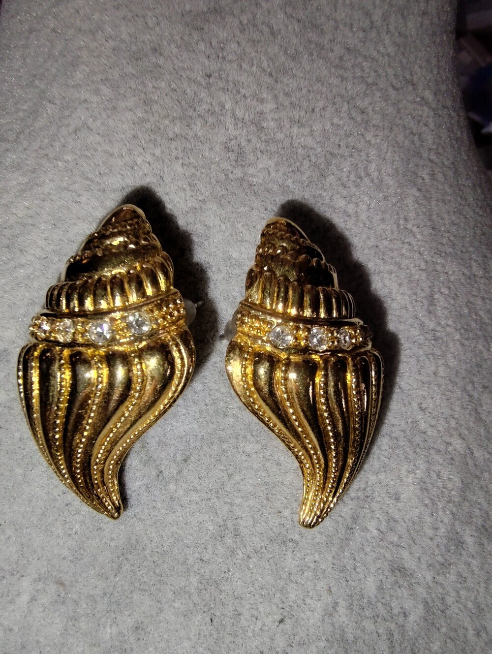 Kenneth Jay Lane For Avon Gold Tone Rhinestone Shell Clip Earrings 1.5"